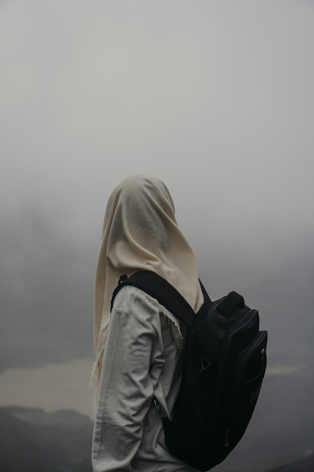 Person in weißem Hijab und schwarzer Lederjacke