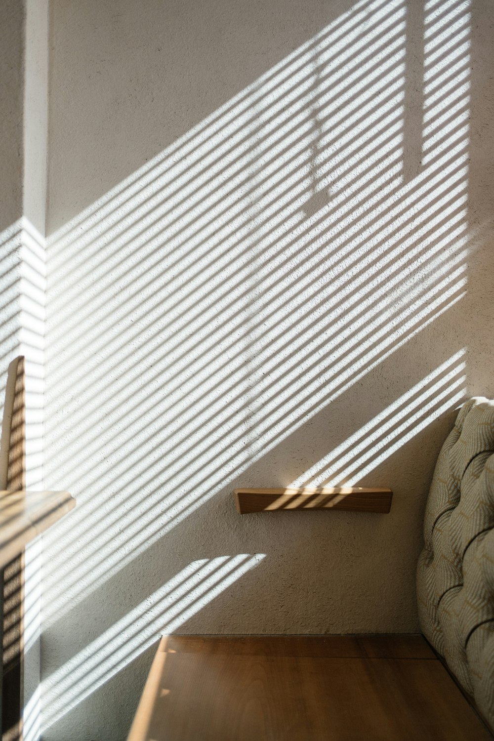 Escalier en bois blanc et marron