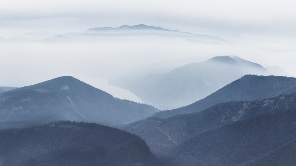 montanhas sob nuvens brancas durante o dia