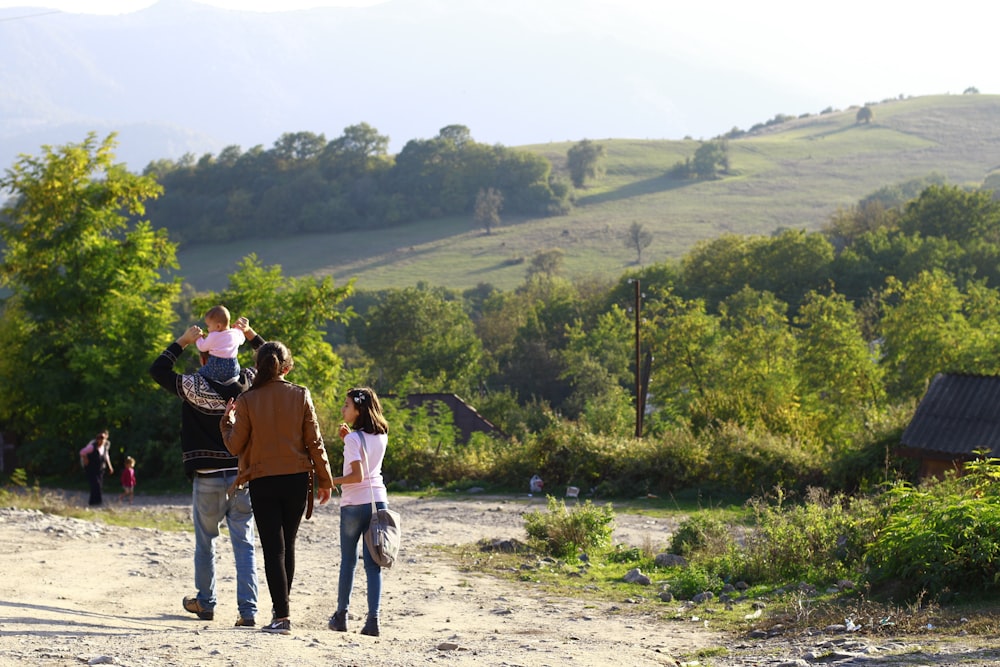 personas que caminan por caminos de tierra durante el día