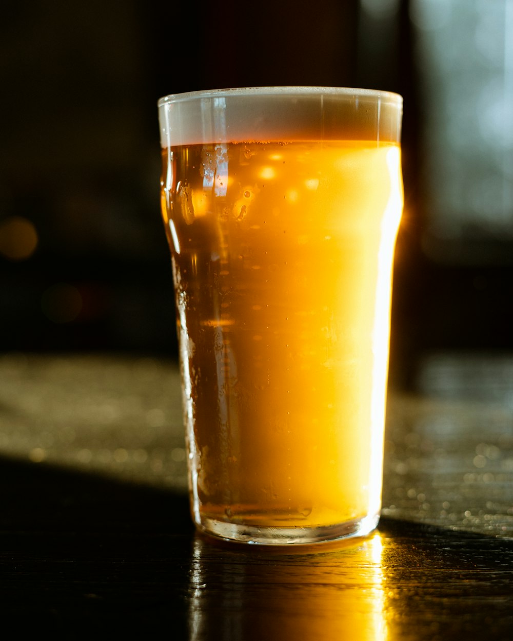 verre à boire transparent avec liquide brun