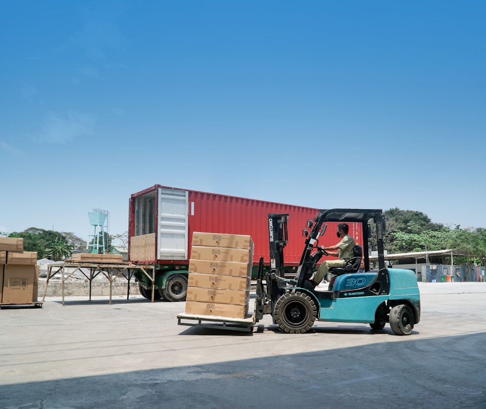 camion utilitario blu e nero sulla strada di cemento grigia durante il giorno