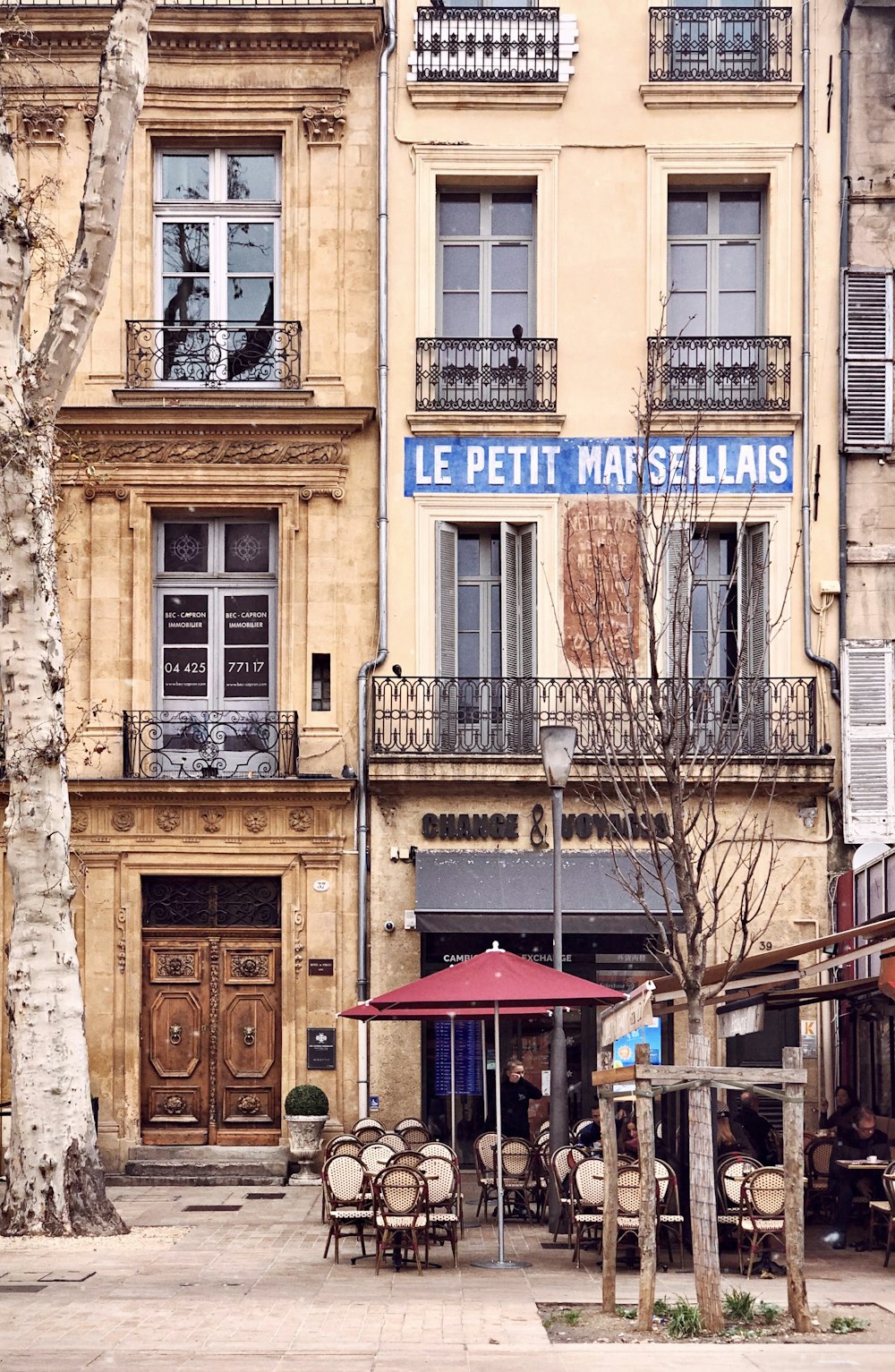 bâtiment en béton brun et blanc pendant la journée