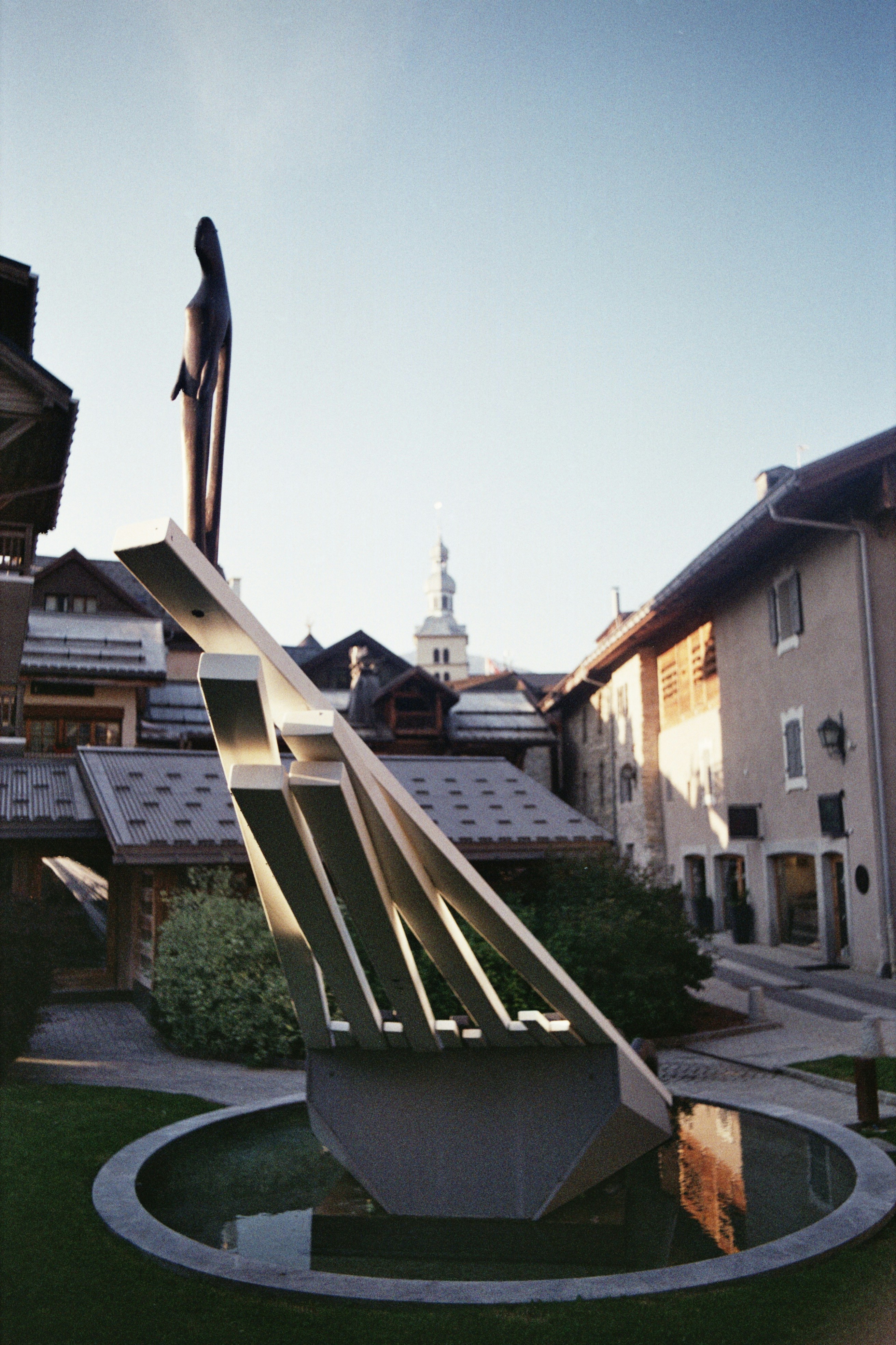 pássaro preto na cerca de madeira branca durante o dia