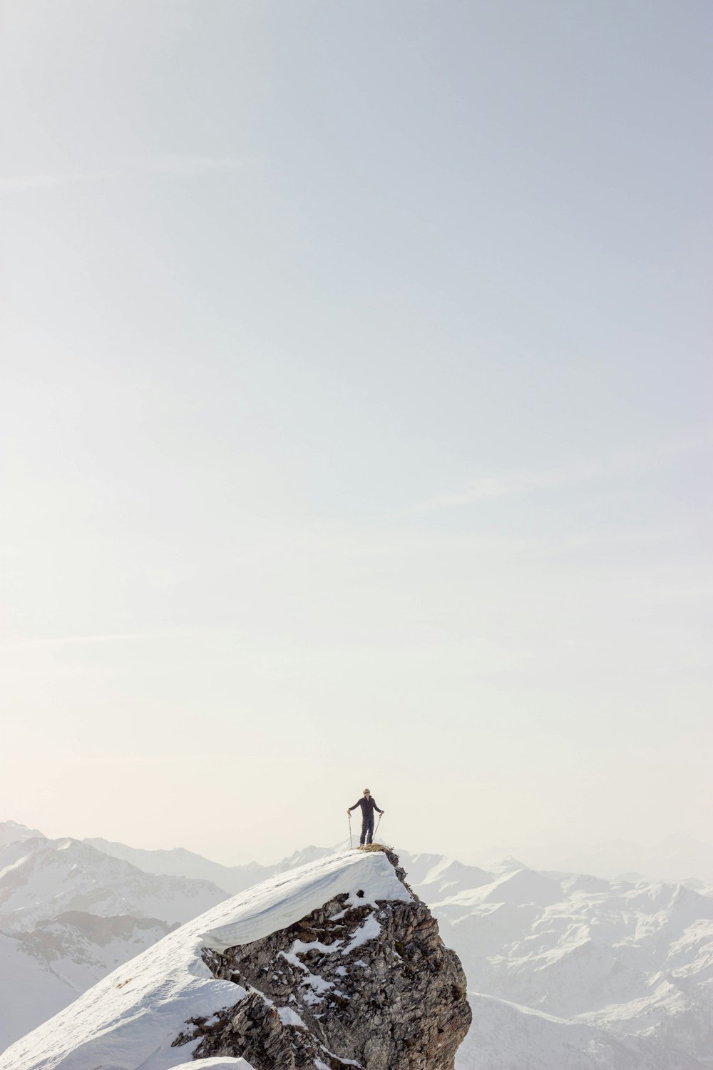 pessoa em pé no topo da montanha durante o dia