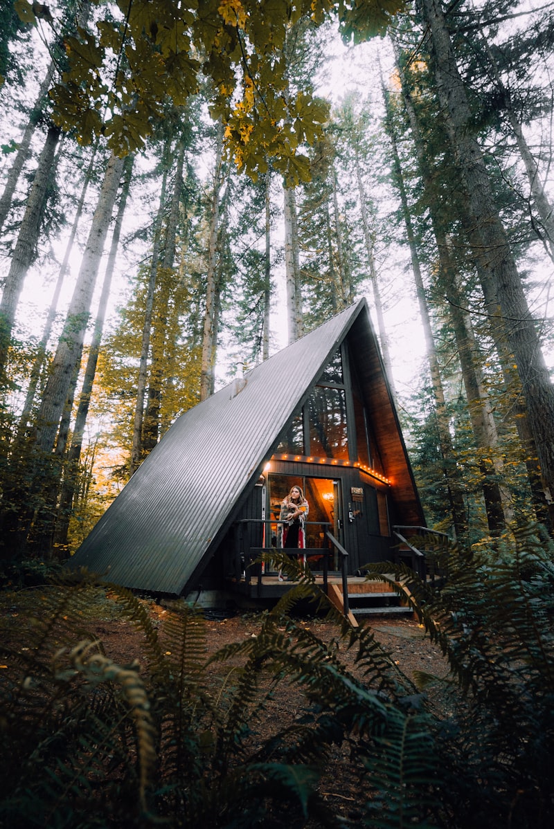 Casa A-frame con piscina rodeada de setos