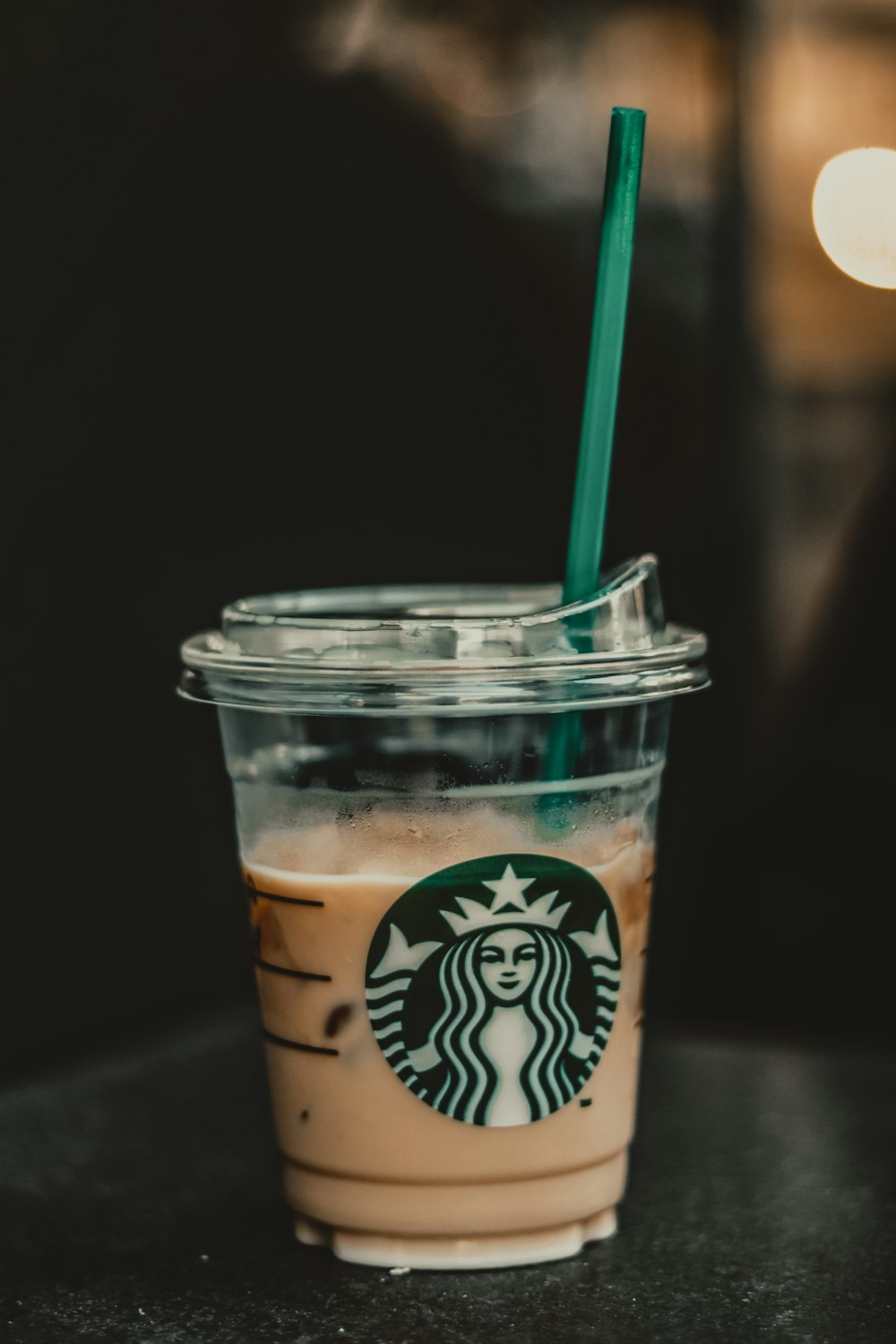 Taza de café Starbucks con pajita verde