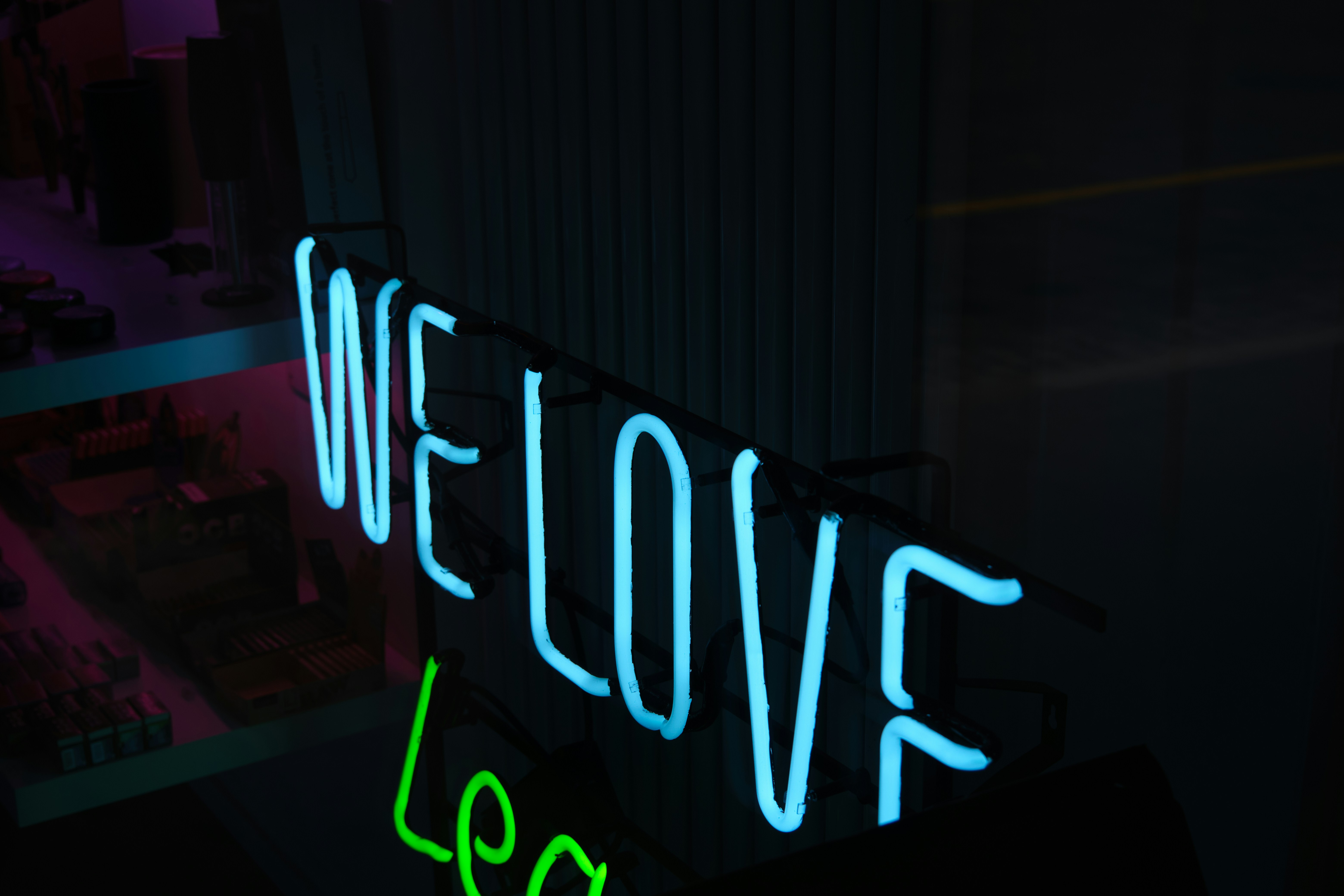 Papan nama lampu neon terbuka biru dan putih