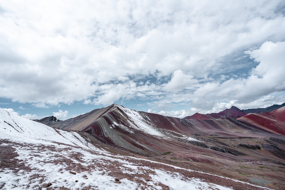 montagne marroni e bianche sotto nuvole bianche