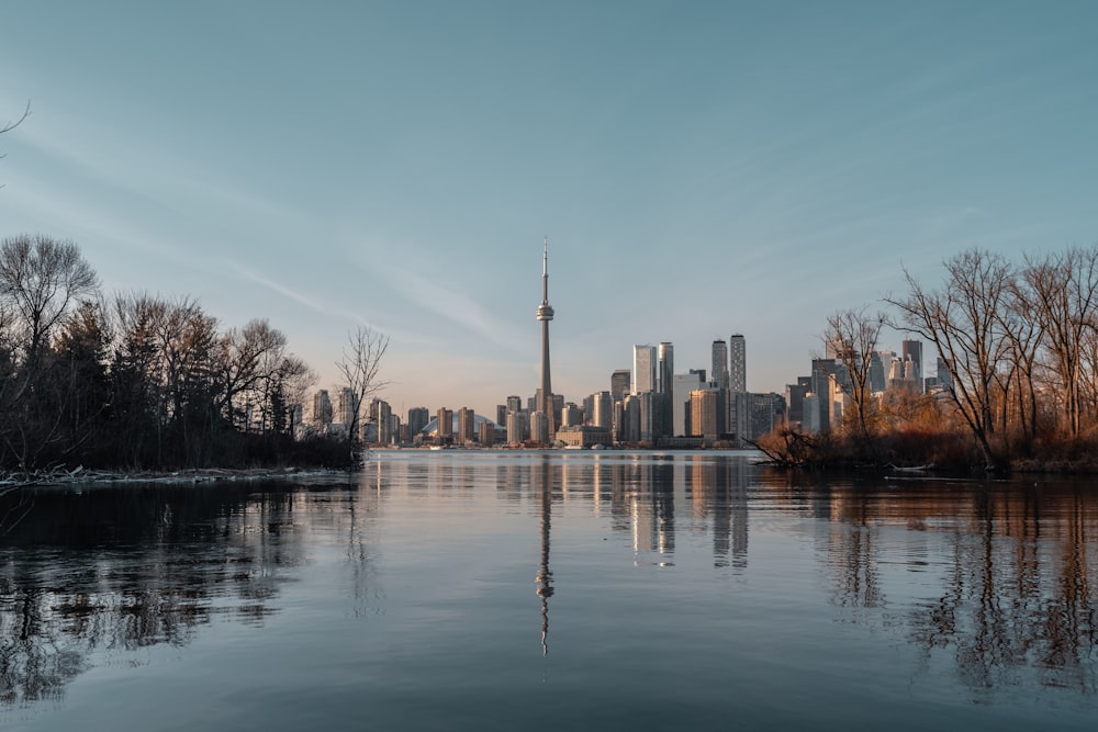 Cuerpo de agua cerca de edificios de la ciudad durante el día