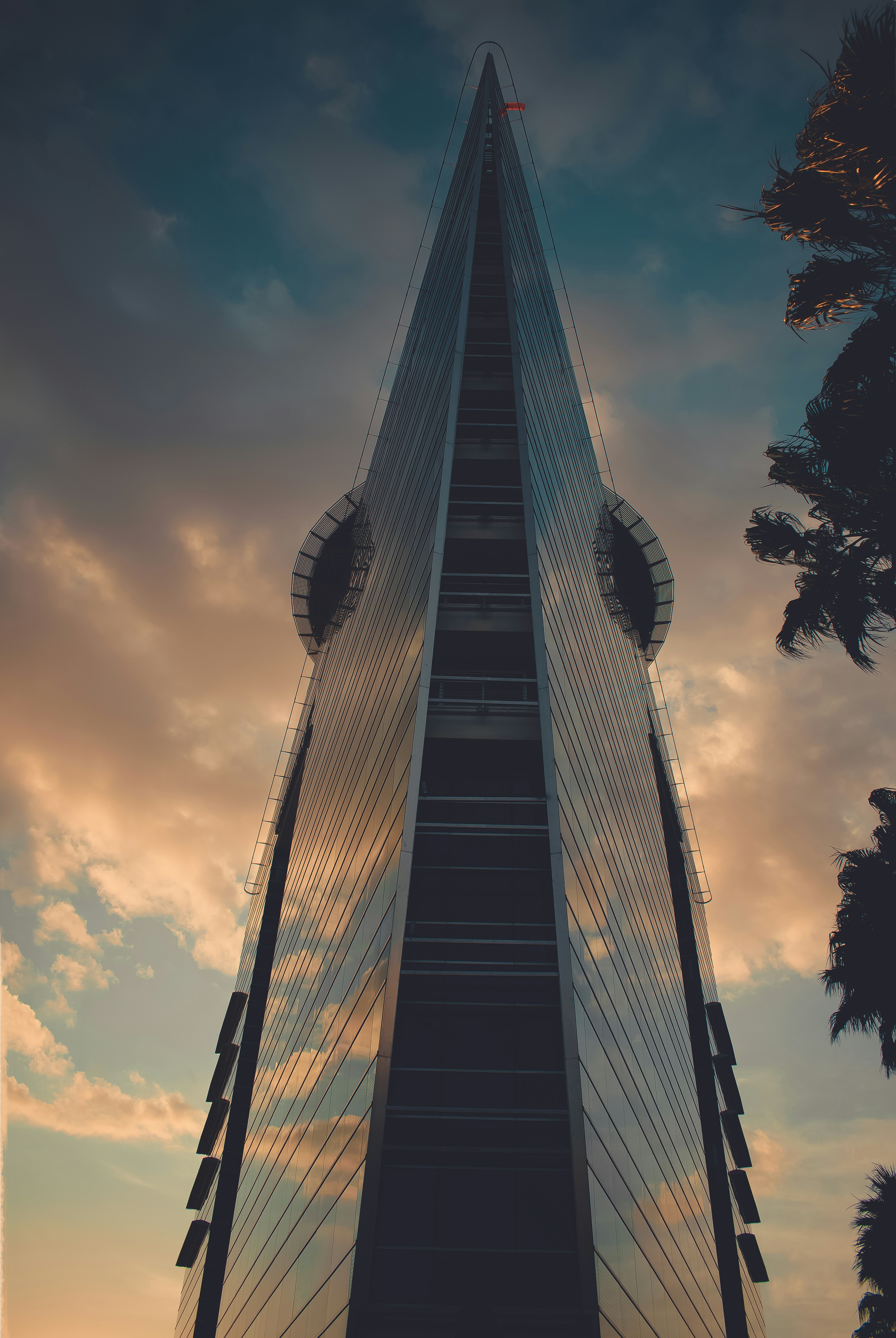 회색 고층 건물의 낮은 각도 사진