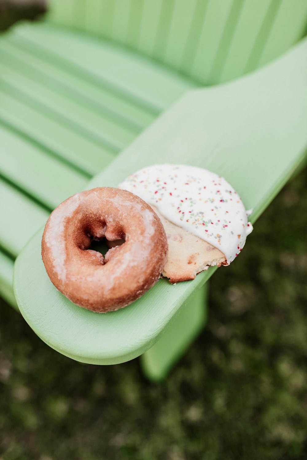 rosa Donut auf grünem Teller