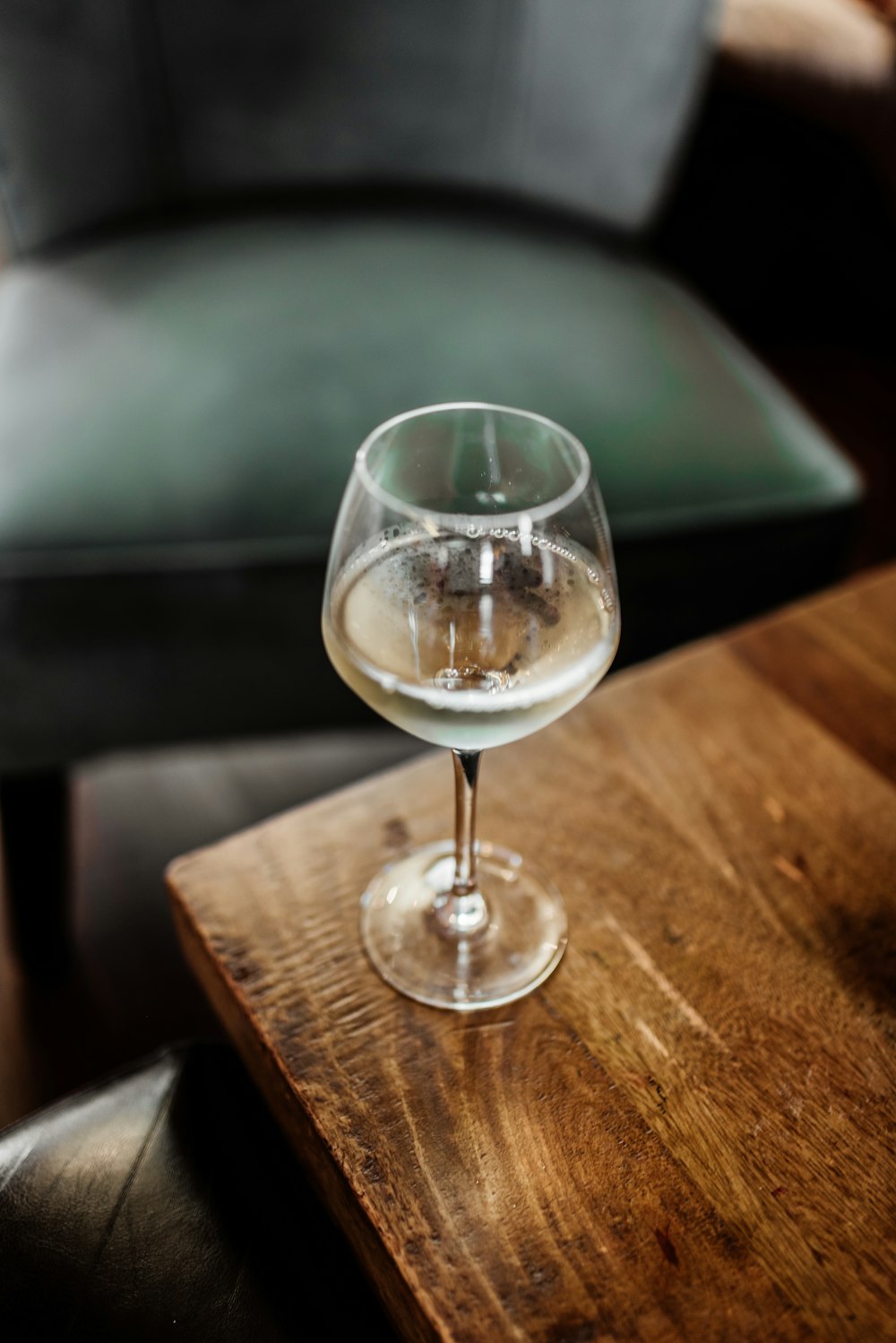 茶色の木製のテーブルに透明なワイングラス