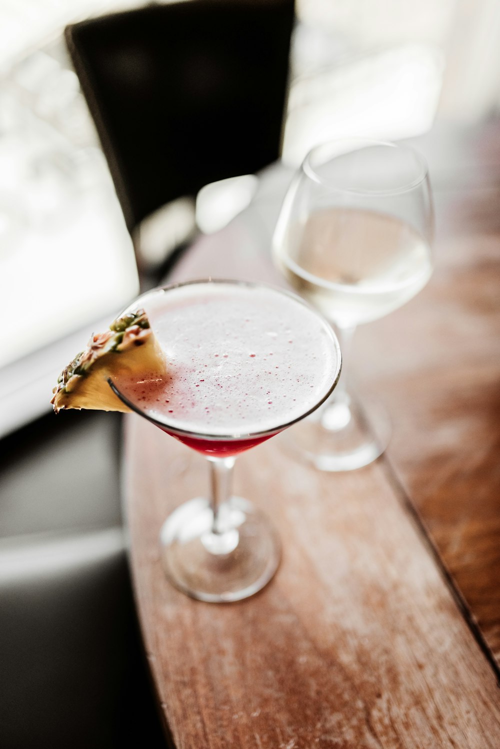 verre à vin transparent avec liquide rouge