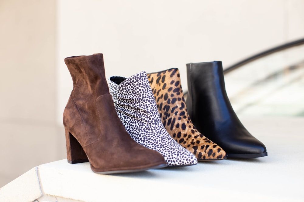 Botas marrones y negras con estampado de leopardo