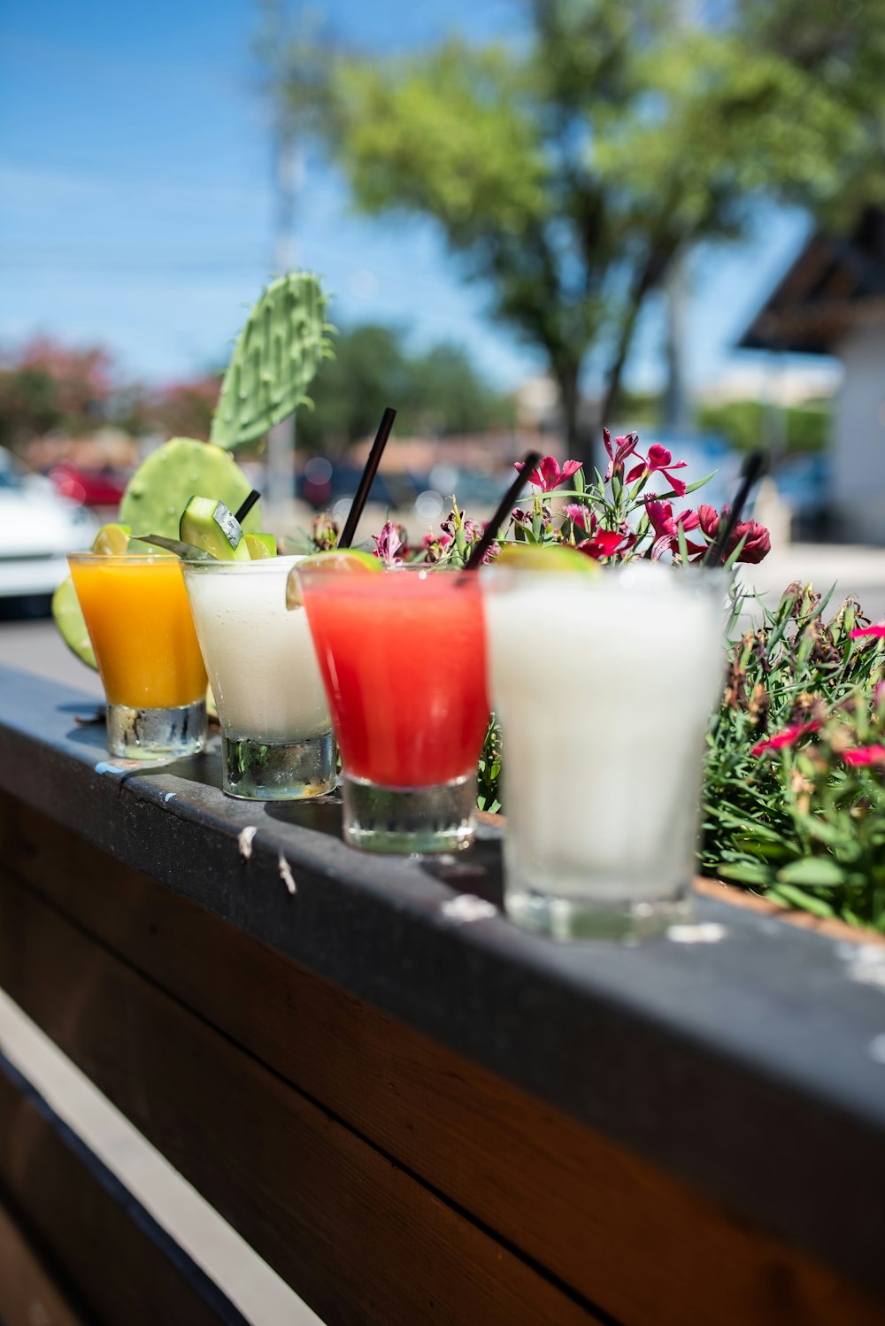 trois verres à boire transparents avec un liquide orange et blanc