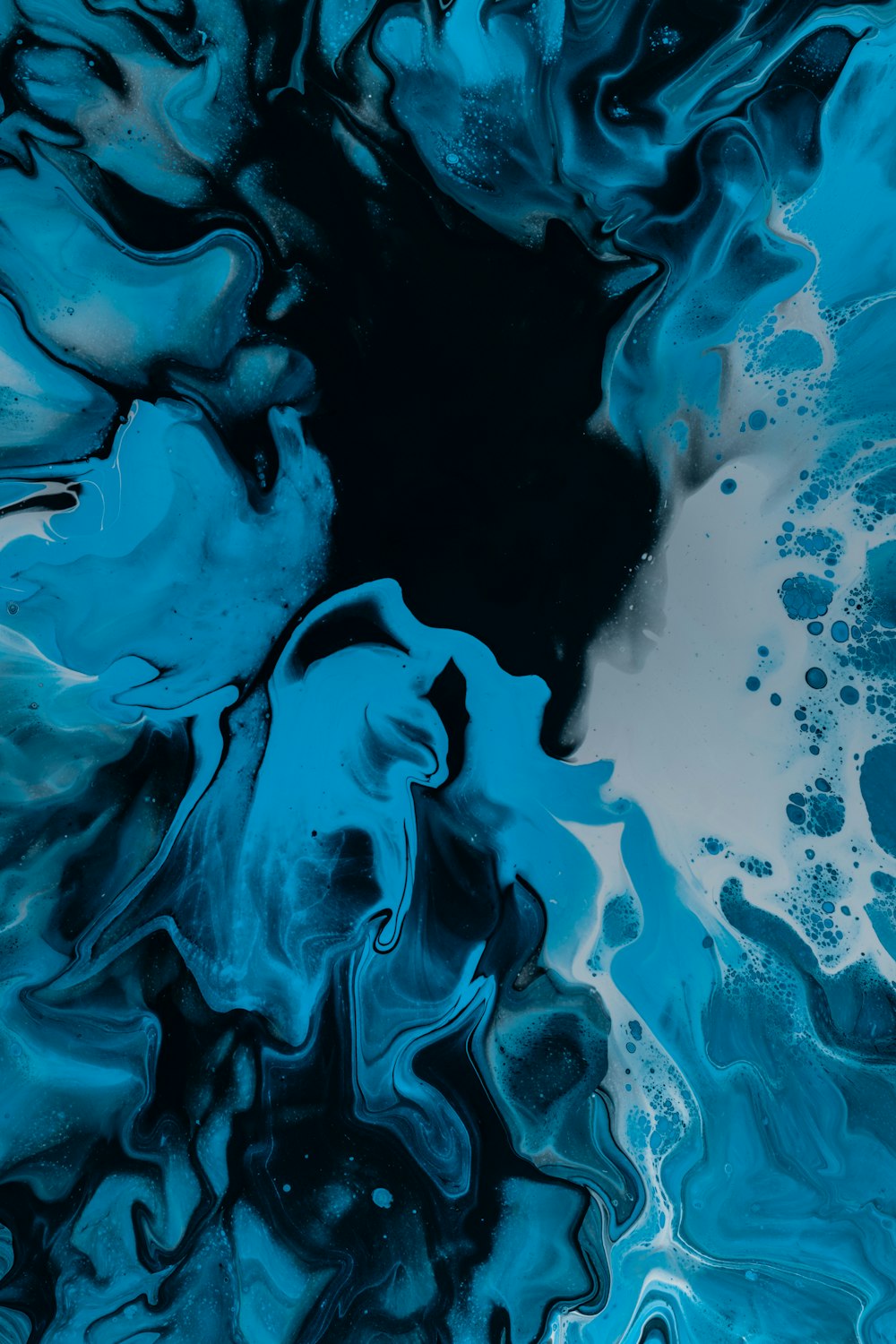 pintura abstracta negra, blanca y azul