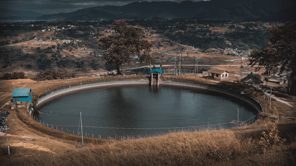 Poste de metal azul y blanco cerca del río durante el día