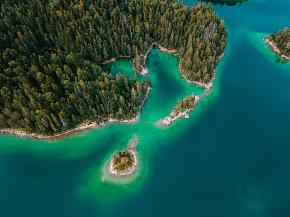 Veduta aerea dell'isola verde e marrone