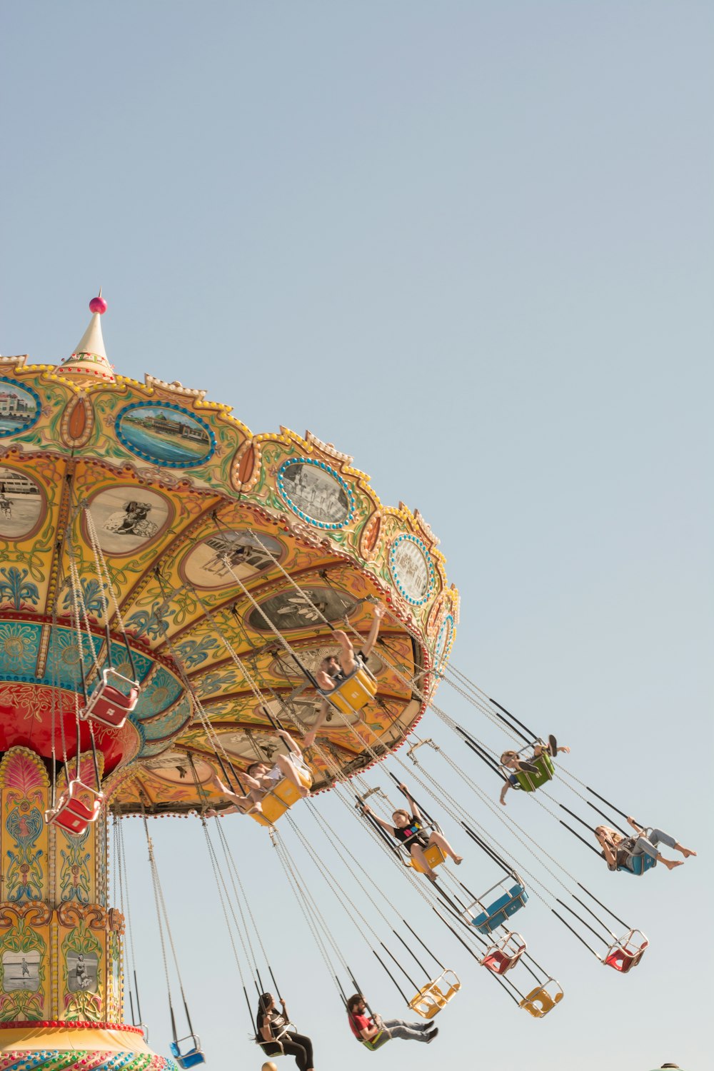 personnes circulant sur le carrousel de balançoire pendant la journée