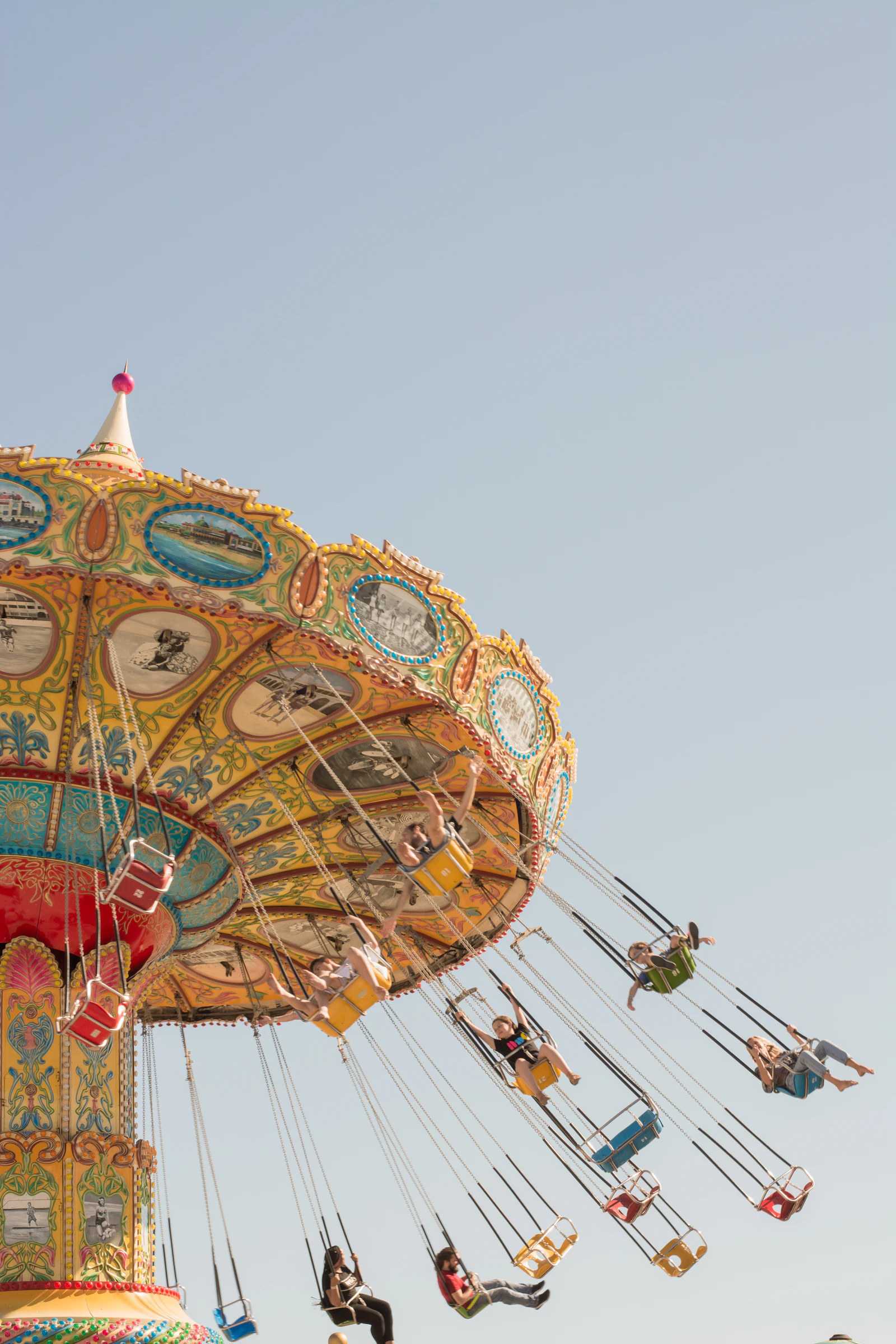 Familles sur un manège de parc d'attraction