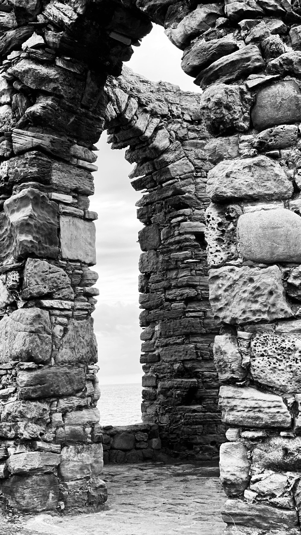 Muro de hormigón gris cerca del cuerpo de agua durante el día