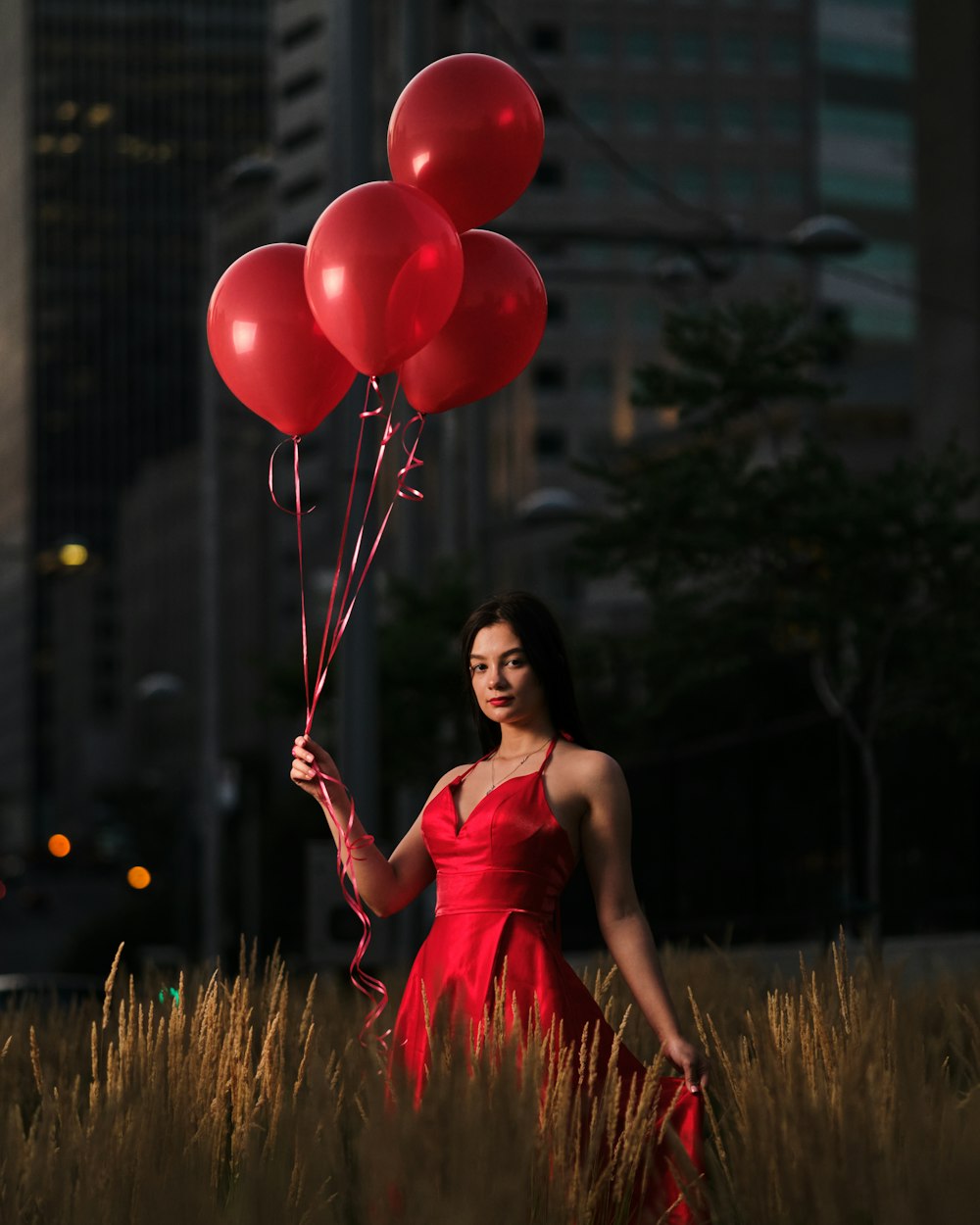 mujer en camiseta sin mangas rosa sosteniendo globos