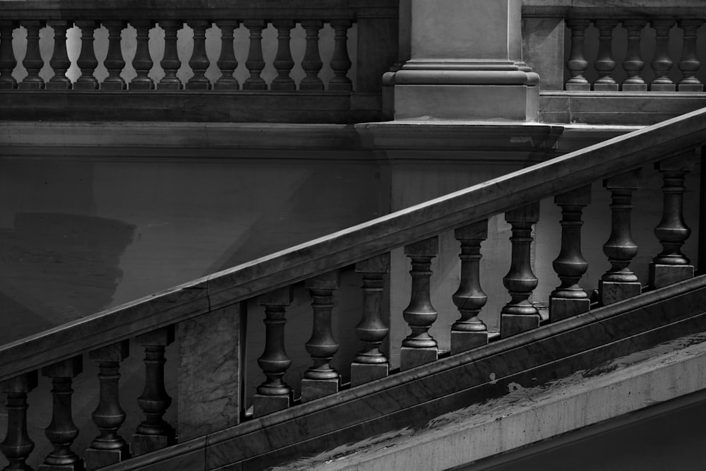 Balustrade en béton blanc près d’un plan d’eau