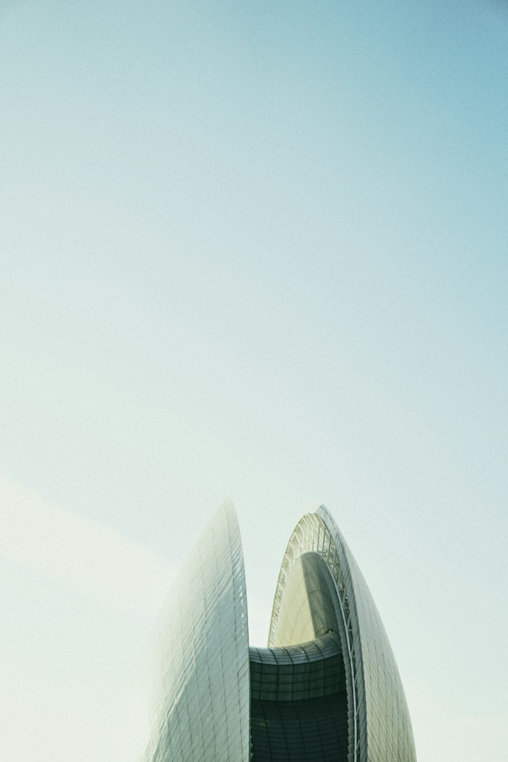 edificio in cemento bianco sotto il cielo bianco durante il giorno