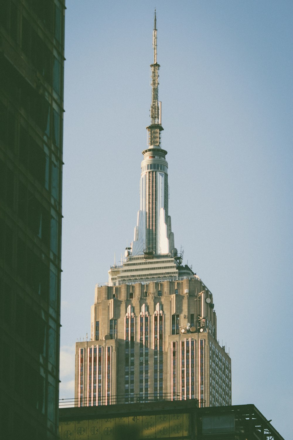 Edificio de hormigón blanco durante el día