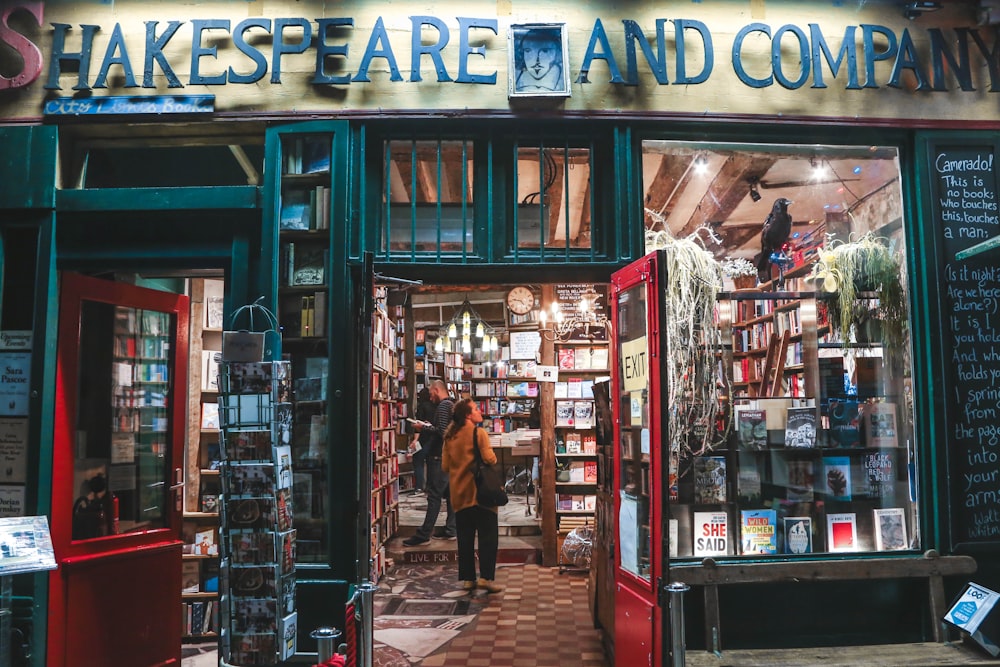 um homem de pé do lado de fora de uma livraria