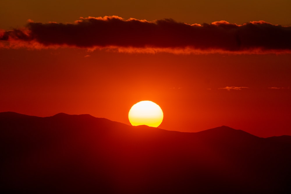 Silueta de la montaña durante la puesta de sol