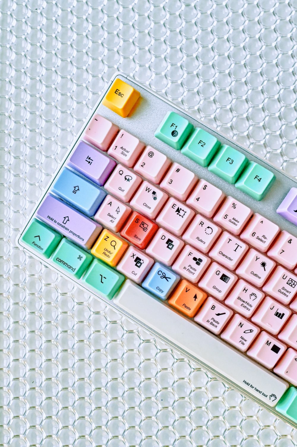 Teclado de computadora amarillo y verde