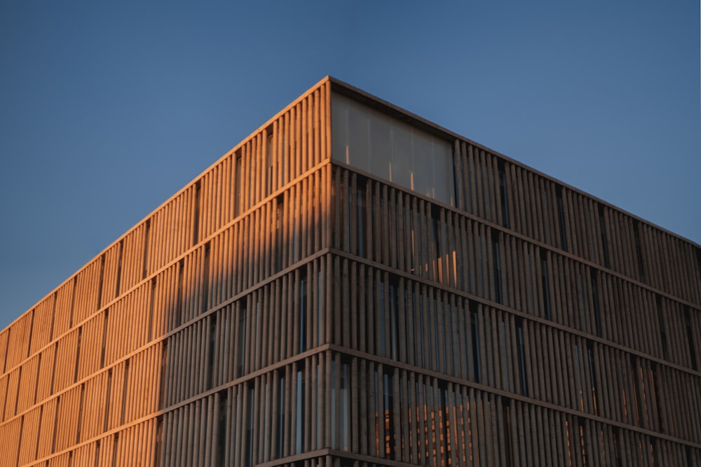 Braunes Betongebäude unter blauem Himmel tagsüber