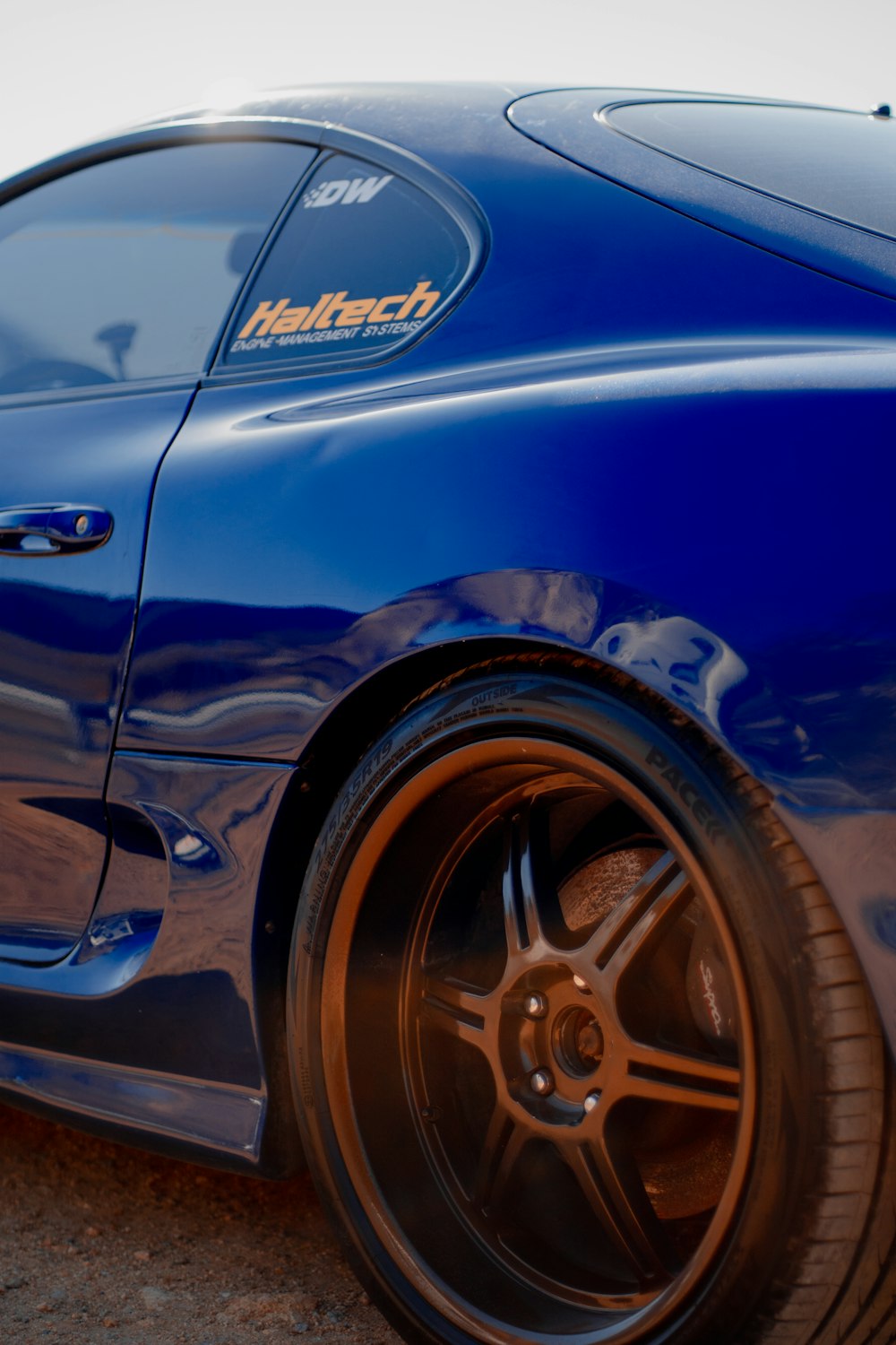auto blu con ruota cromata