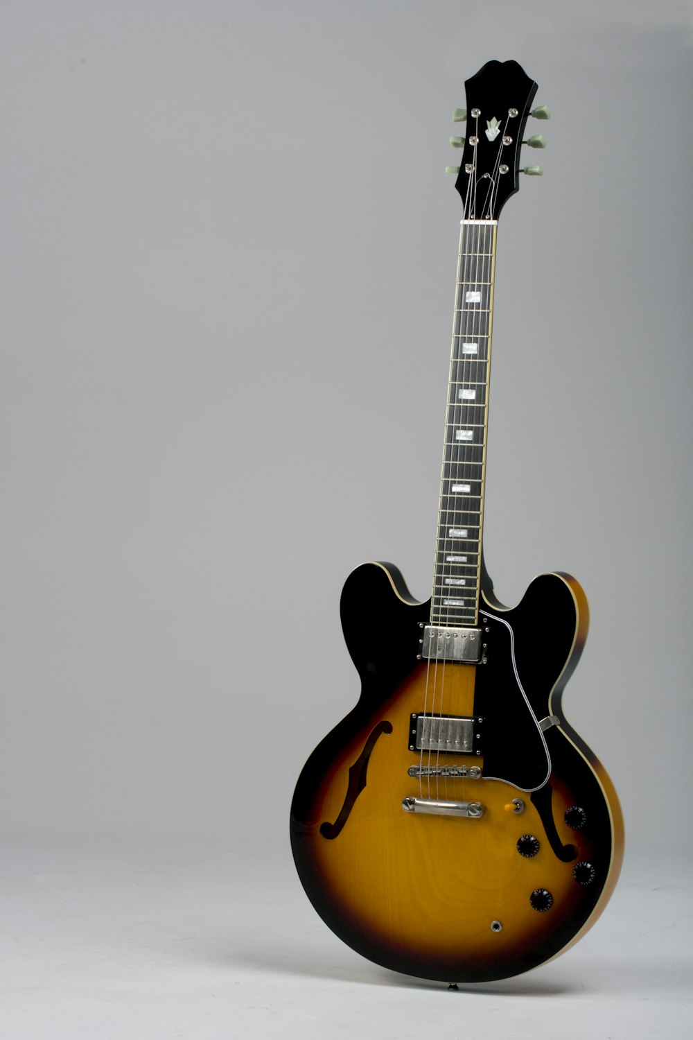Guitarra eléctrica Stratocaster marrón y negra