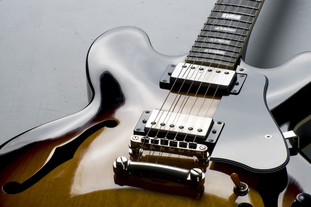 Guitarra eléctrica Stratocaster en blanco y negro