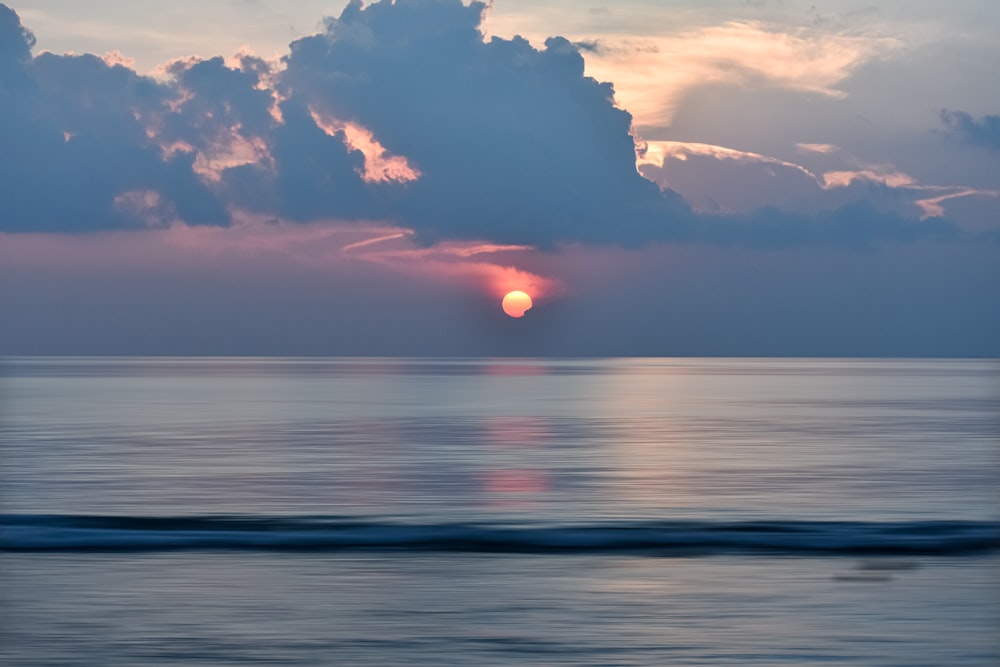 Plan d’eau sous un ciel nuageux au coucher du soleil