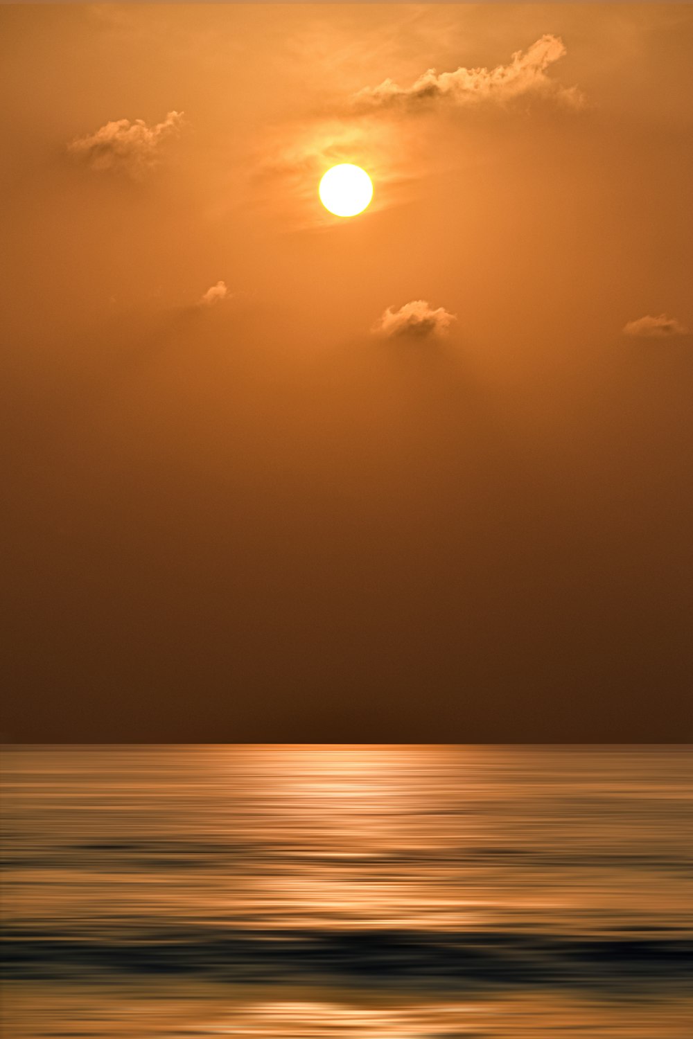 Sol sobre el mar durante la puesta de sol