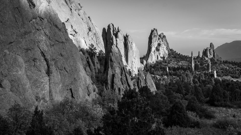 Foto en escala de grises de las Montañas Rocosas