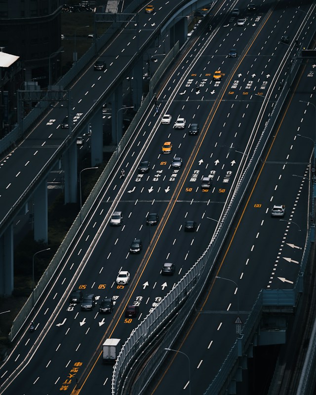 台灣市區道路上的車流與號誌