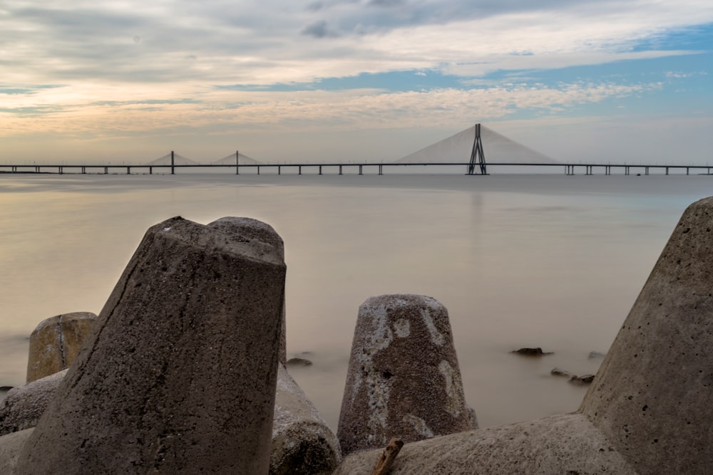 Graue Felsformation in der Nähe der Brücke unter weißen Wolken tagsüber