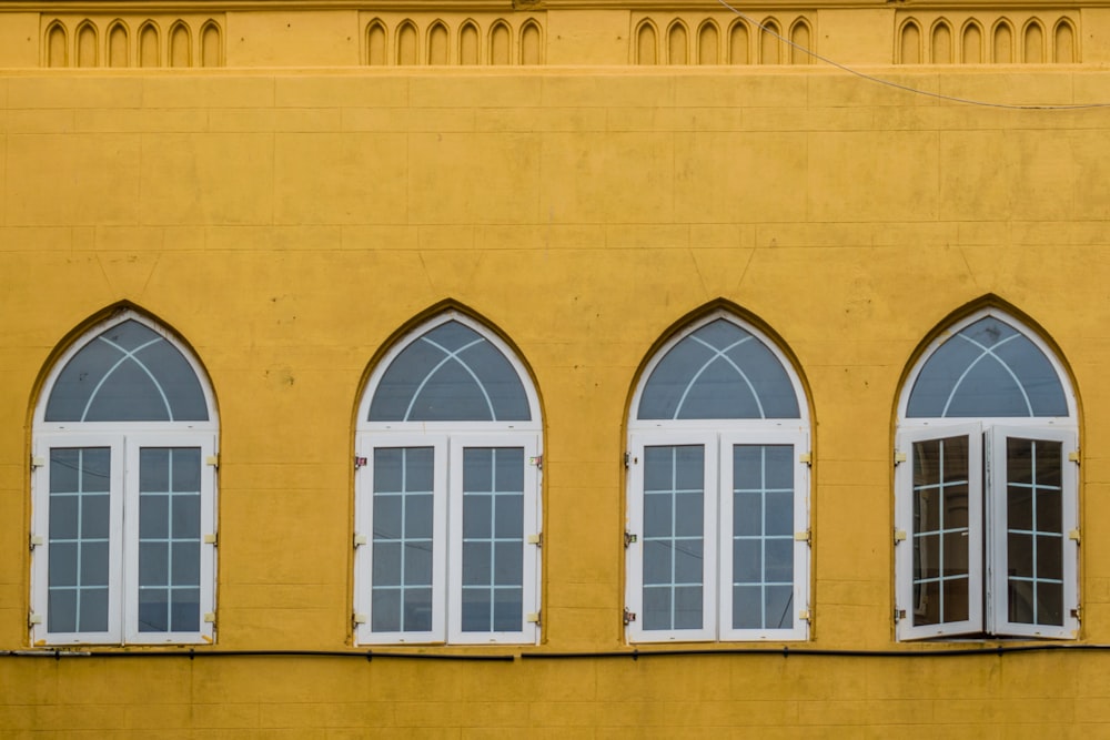 Braunes Betongebäude mit weißem Fensterrahmen