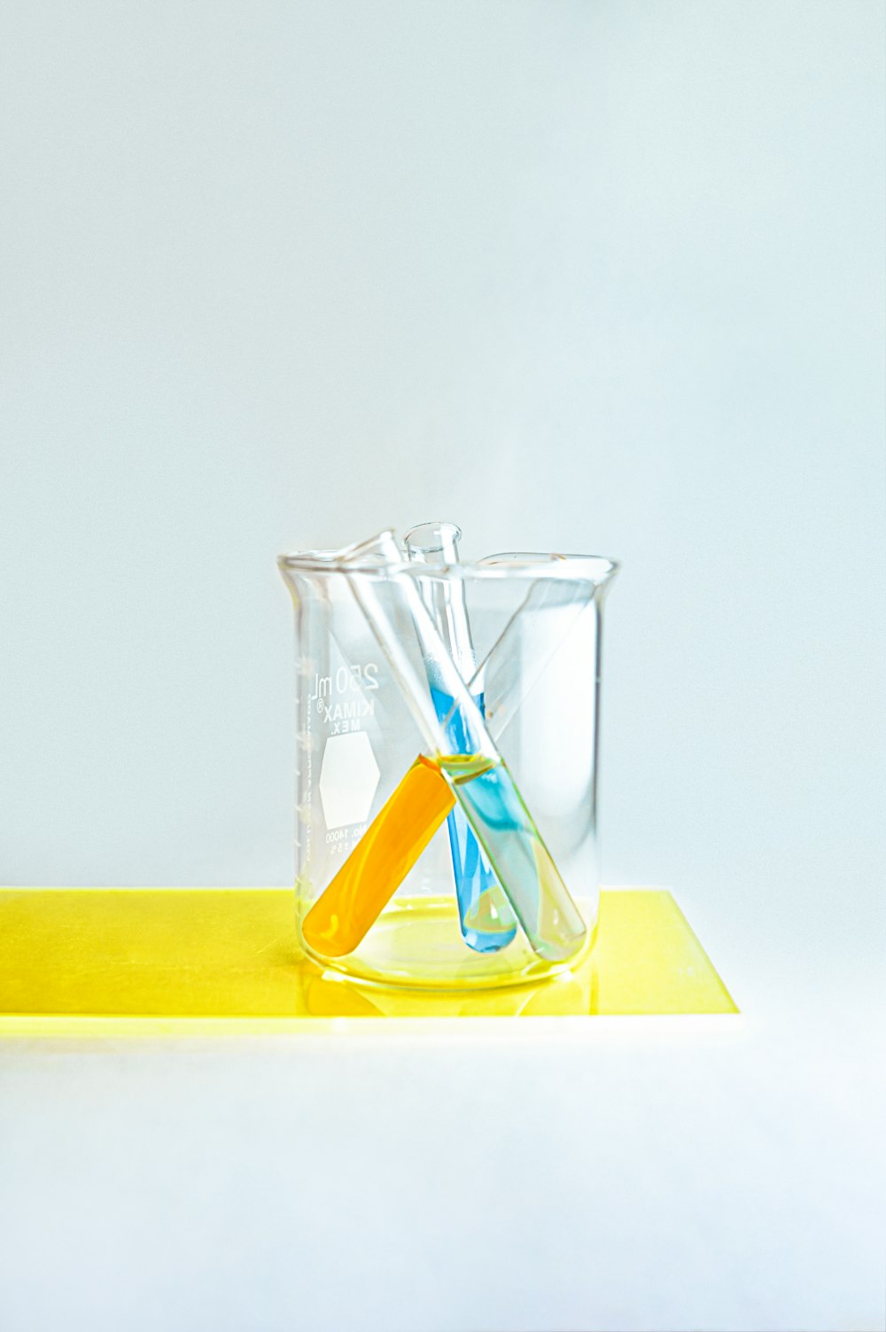 jarra de vidrio transparente sobre una mesa cuadrada azul