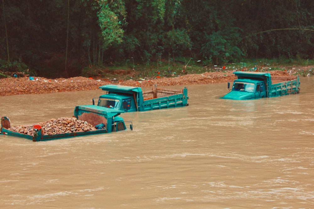 barco plástico azul no corpo de água durante o dia