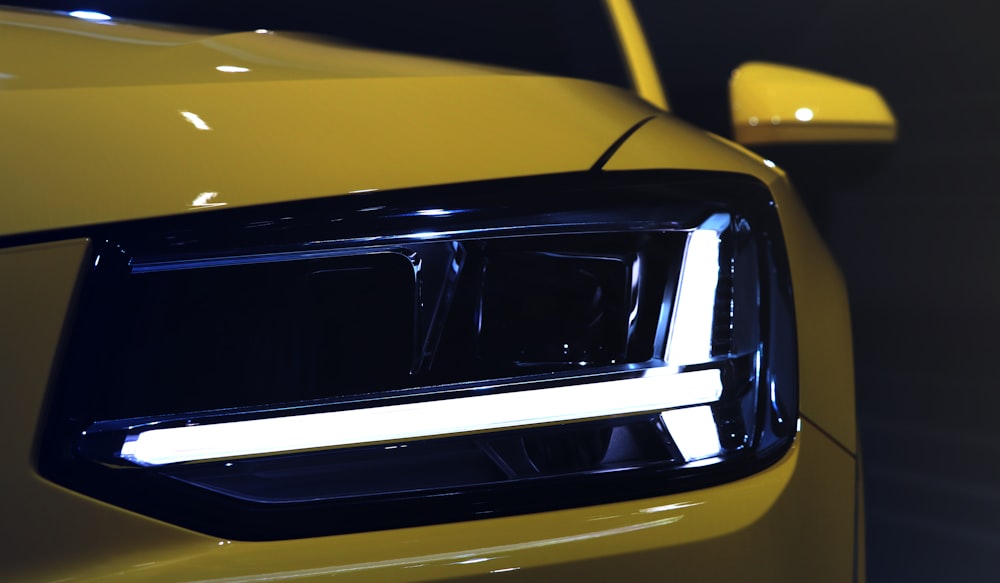 Voiture jaune avec voiture noire et argent