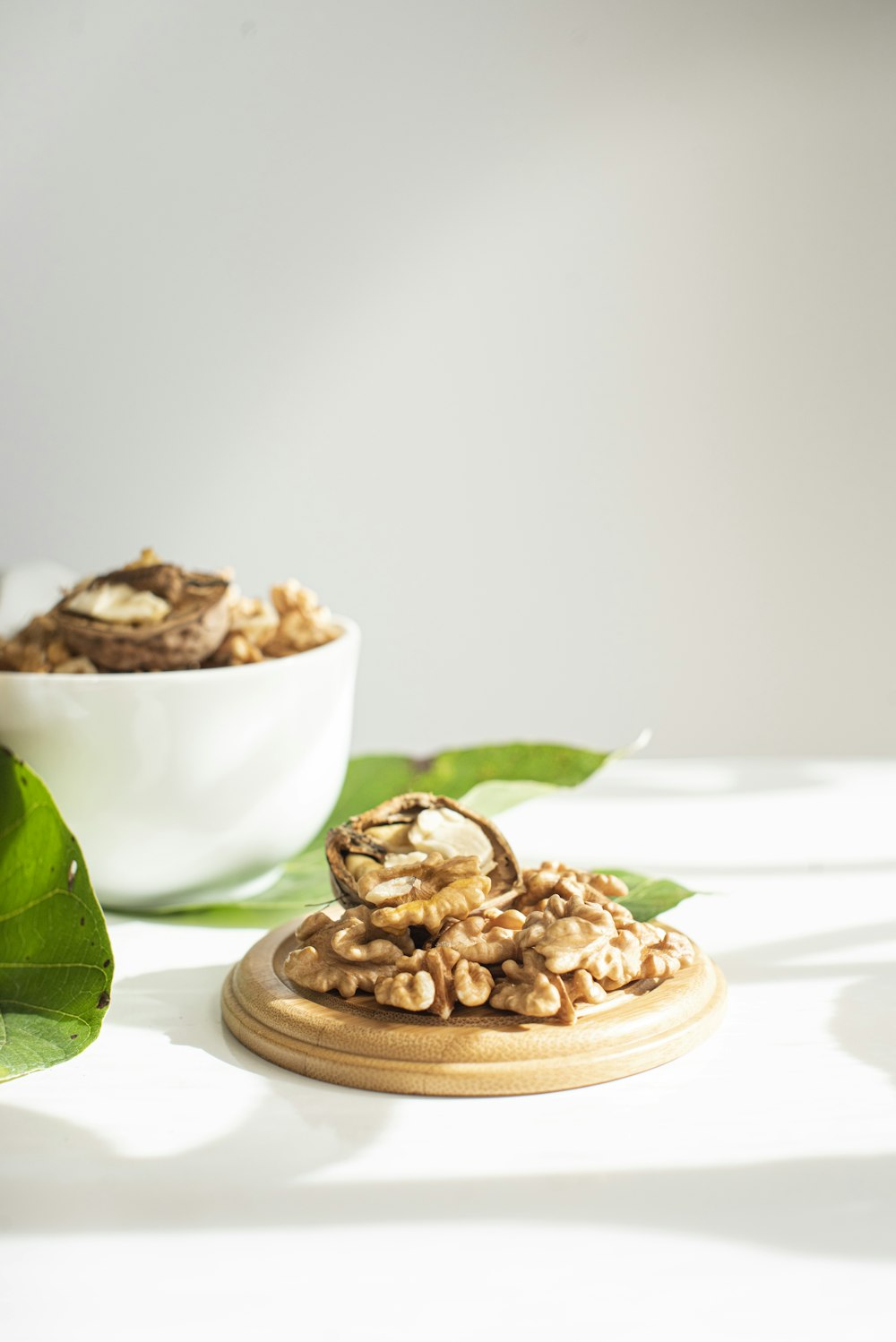 nueces marrones en un cuenco de cerámica blanca