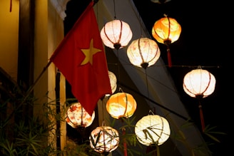 vietnam flag: vietnam travel itinerary