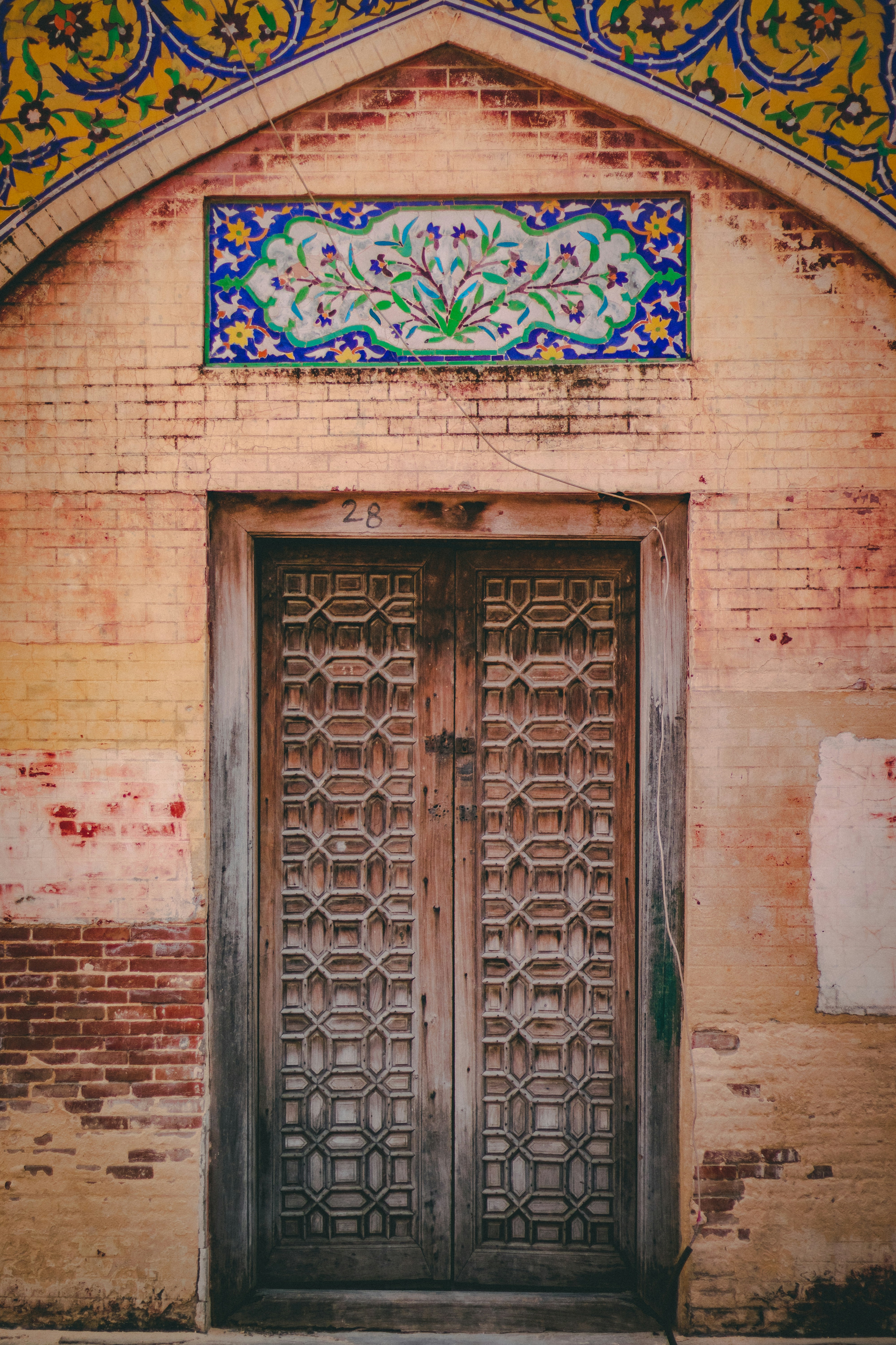 puerta de madera azul con puerta floral azul y verde