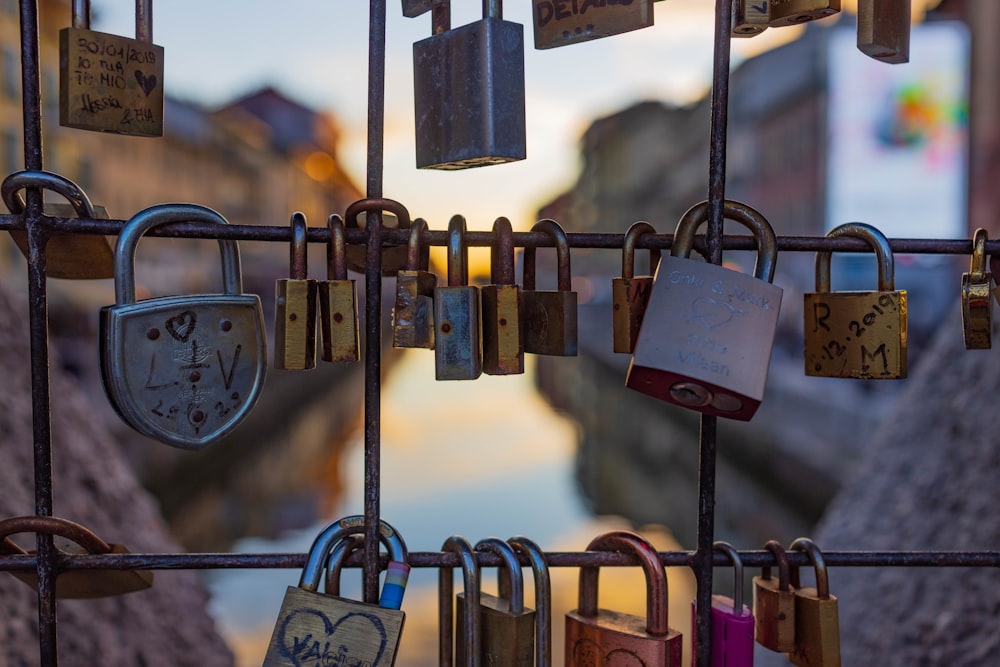 cadenas sur clôture en métal noir